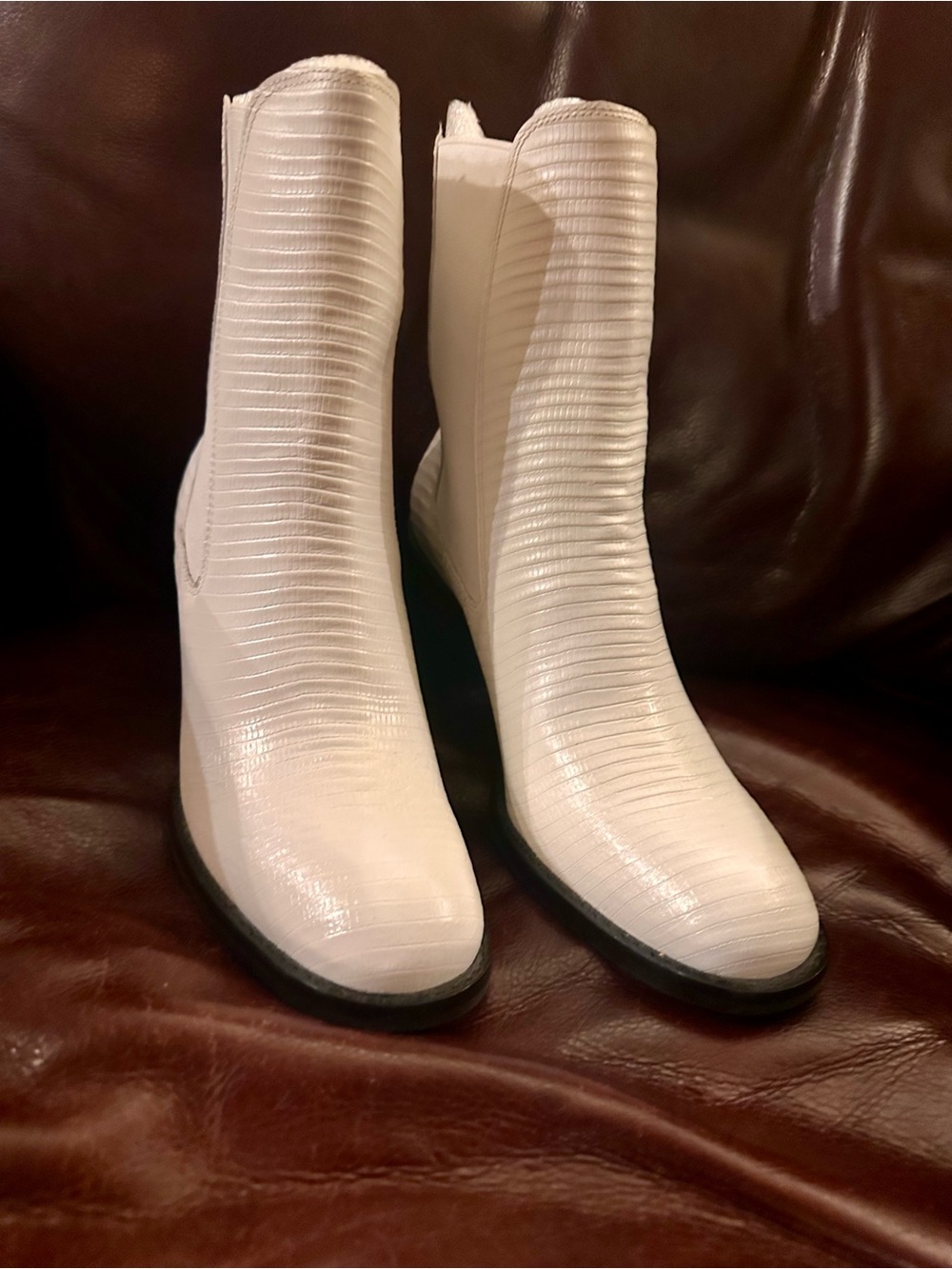 Matisse White Embossed Leather Chelsea Ankle Boots Size 8 NWOB